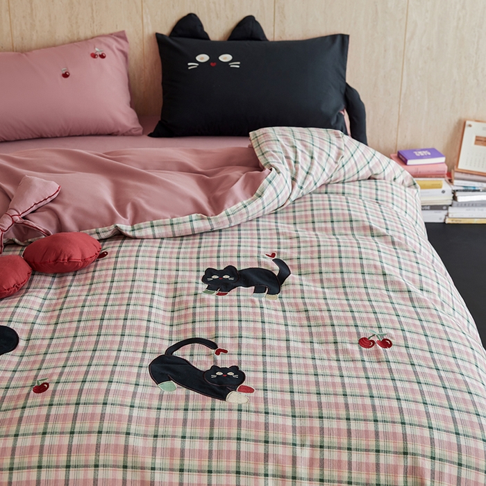 91家纺网 家纺一手货源 找家纺 风向标家纺 2025新款全棉50s磨毛数码印花毛巾绣四件套-风格一 三只鞋套猫