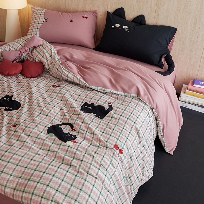 91家纺网 家纺一手货源 找家纺 风向标家纺 2025新款全棉50s磨毛数码印花毛巾绣四件套-风格一 三只鞋套猫