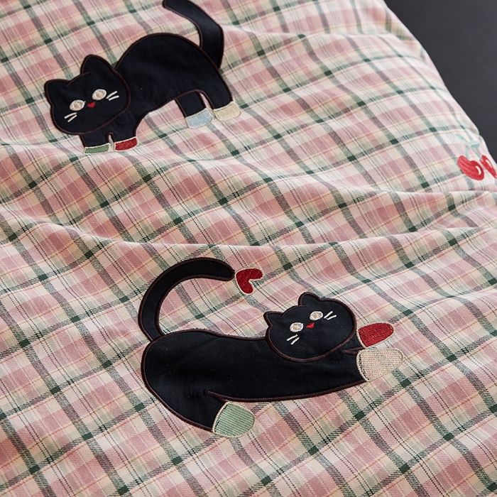 91家纺网 家纺一手货源 找家纺 风向标家纺 2025新款全棉50s磨毛数码印花毛巾绣四件套-风格一 三只鞋套猫