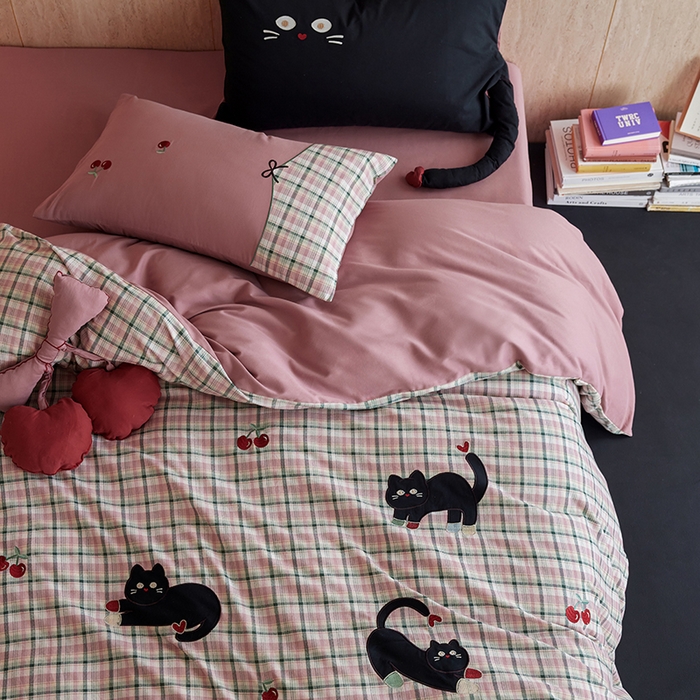 91家纺网 家纺一手货源 找家纺 风向标家纺 2025新款全棉50s磨毛数码印花毛巾绣四件套-风格一 三只鞋套猫