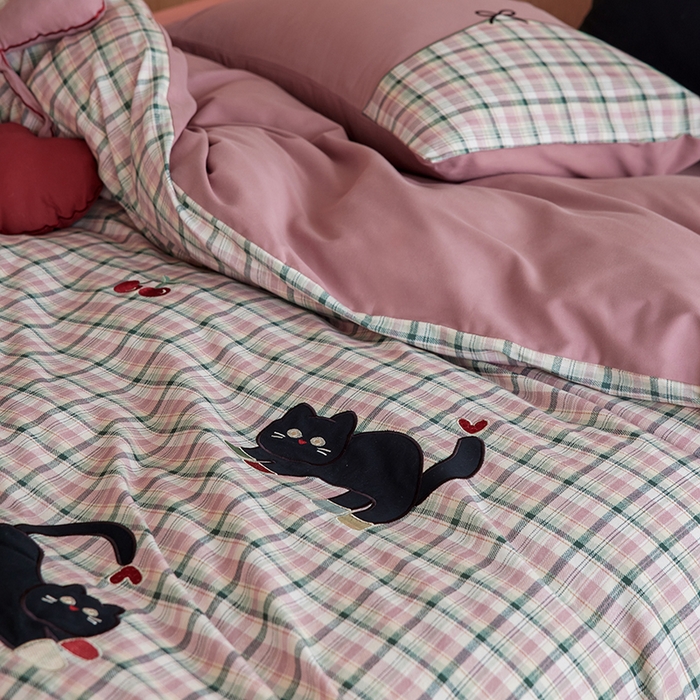 91家纺网 家纺一手货源 找家纺 风向标家纺 2025新款全棉50s磨毛数码印花毛巾绣四件套-风格一 三只鞋套猫