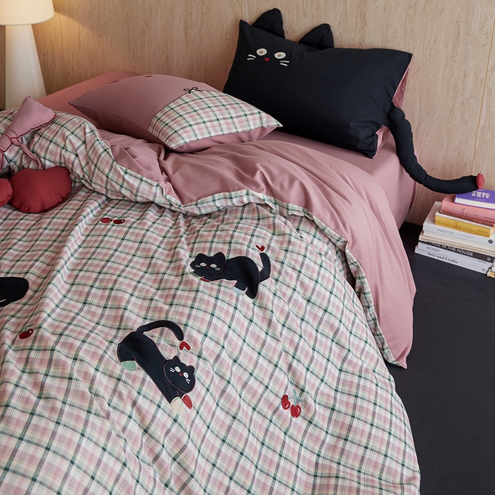 91家纺网 家纺一手货源 找家纺 风向标家纺 2025新款全棉50s磨毛数码印花毛巾绣四件套-风格一 三只鞋套猫