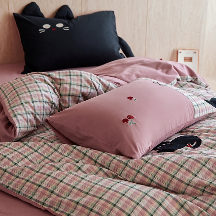 91家纺网 家纺一手货源 找家纺 风向标家纺 2025新款全棉50s磨毛数码印花毛巾绣四件套-风格一 三只鞋套猫