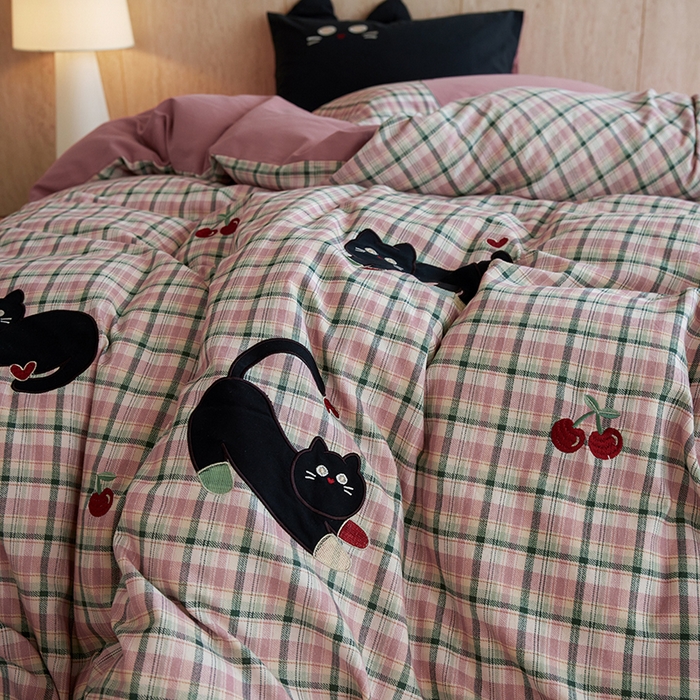 91家纺网 家纺一手货源 找家纺 风向标家纺 2025新款全棉50s磨毛数码印花毛巾绣四件套-风格一 三只鞋套猫