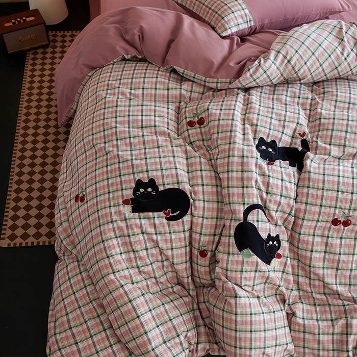 91家纺网 家纺一手货源 找家纺 风向标家纺 2025新款全棉50s磨毛数码印花毛巾绣四件套-风格一 三只鞋套猫