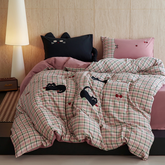 91家纺网 家纺一手货源 找家纺 风向标家纺 2025新款全棉50s磨毛数码印花毛巾绣四件套-风格一 三只鞋套猫