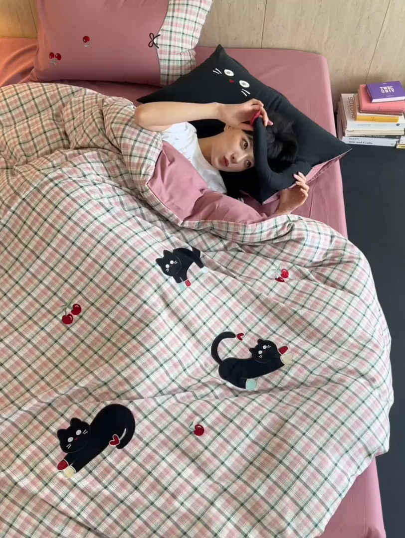 91家纺网 家纺一手货源 找家纺 风向标家纺 2025新款全棉50s磨毛数码印花毛巾绣四件套-风格一 三只鞋套猫