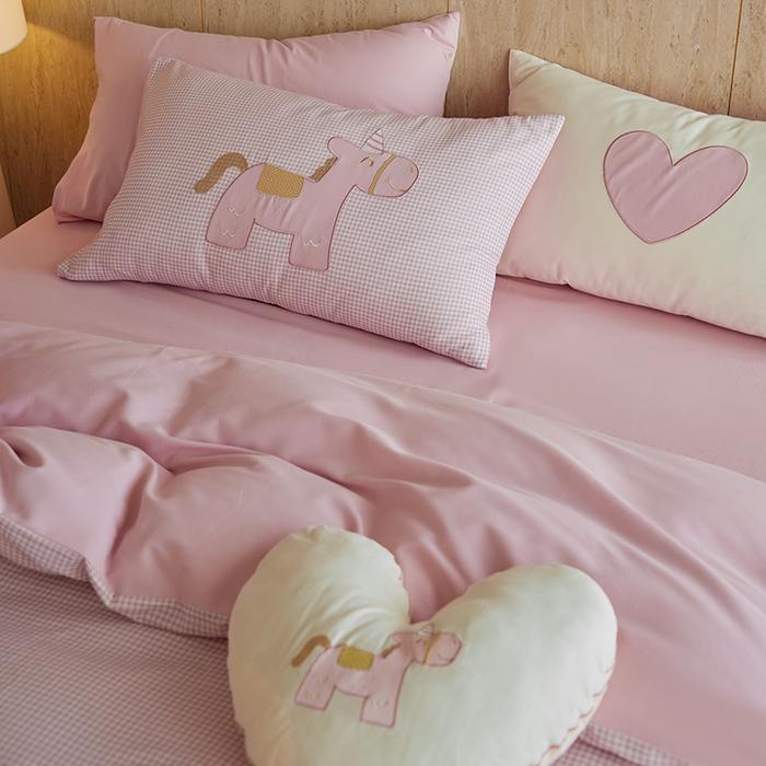 91家纺网 家纺一手货源 找家纺 风向标家纺 2025新款全棉50s磨毛数码印花毛巾绣四件套-风格一 小粉马爱做梦