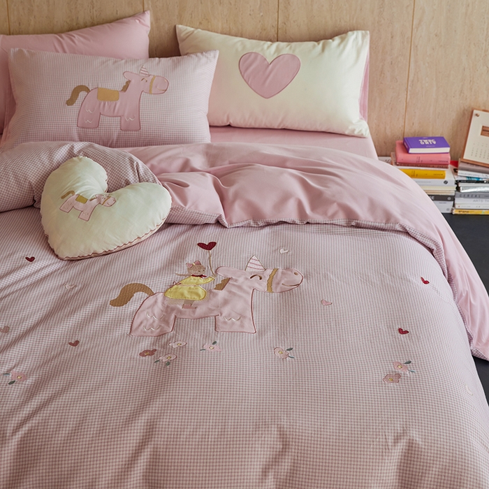 91家纺网 家纺一手货源 找家纺 风向标家纺 2025新款全棉50s磨毛数码印花毛巾绣四件套-风格一 小粉马爱做梦