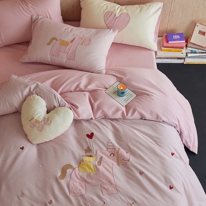 91家纺网 家纺一手货源 找家纺 风向标家纺 2025新款全棉50s磨毛数码印花毛巾绣四件套-风格一 小粉马爱做梦