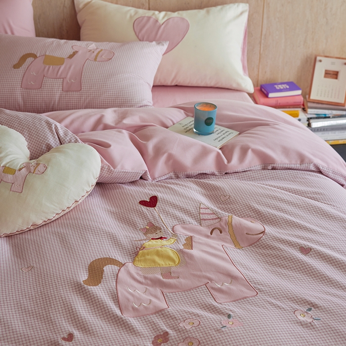 91家纺网 家纺一手货源 找家纺 风向标家纺 2025新款全棉50s磨毛数码印花毛巾绣四件套-风格一 小粉马爱做梦