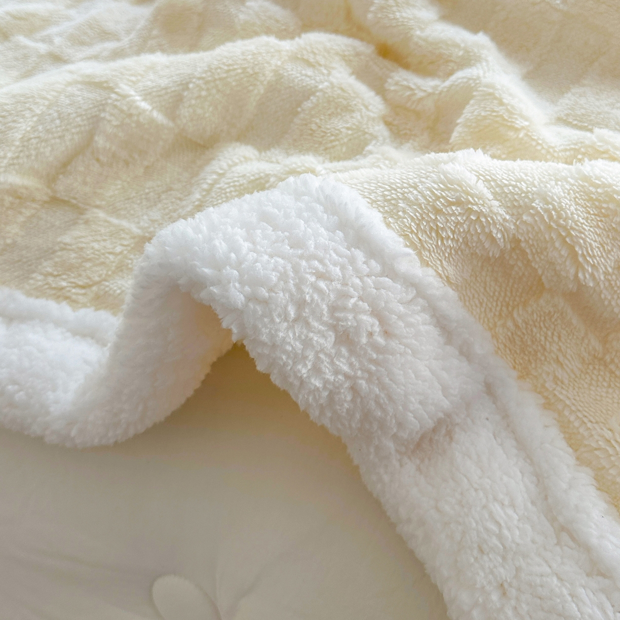 91家纺网 家纺一手货源 找家纺 悦织湾家纺 2025新款塔芙绒羊羔绒舒棉绒毛毯方格系列 方格米白