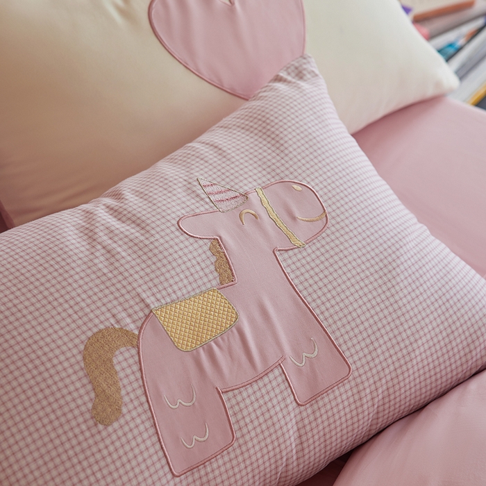 91家纺网 家纺一手货源 找家纺 风向标家纺 2025新款全棉50s磨毛数码印花毛巾绣四件套-风格一 小粉马爱做梦