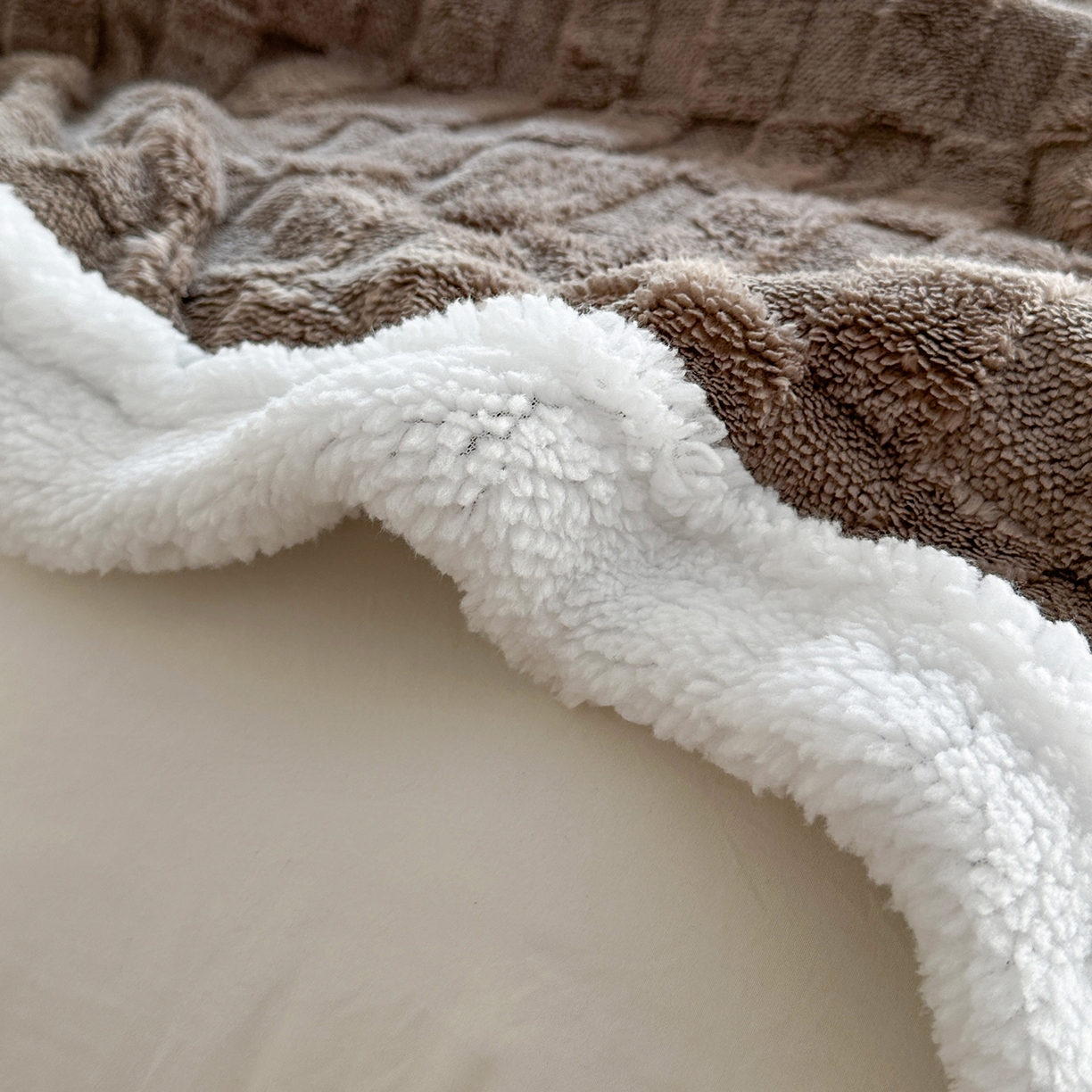 91家纺网 家纺一手货源 找家纺 悦织湾家纺 2025新款塔芙绒羊羔绒舒棉绒毛毯方格系列 方格棕