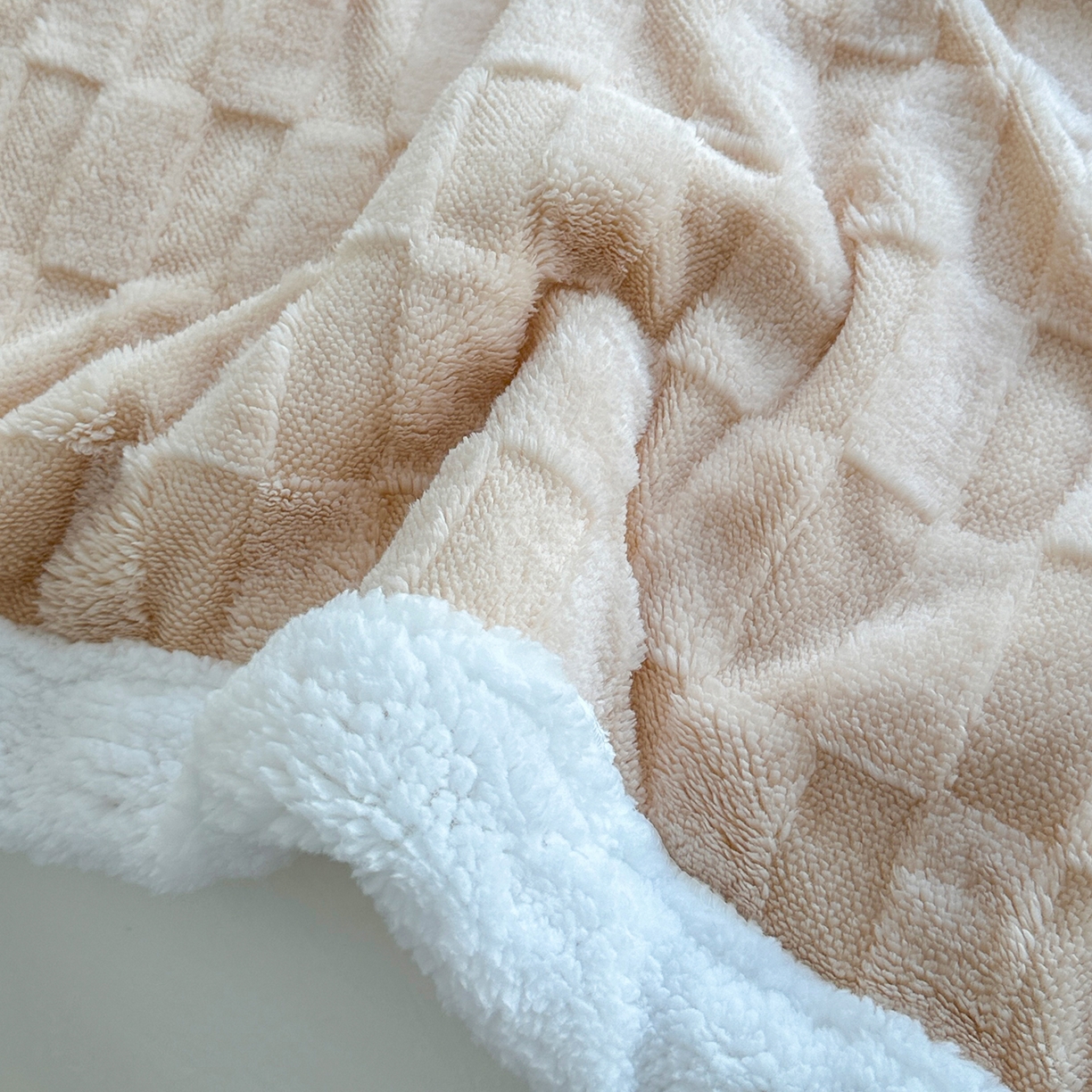 91家纺网 家纺一手货源 找家纺 悦织湾家纺 2025新款塔芙绒羊羔绒舒棉绒毛毯方格系列 方格奶咖