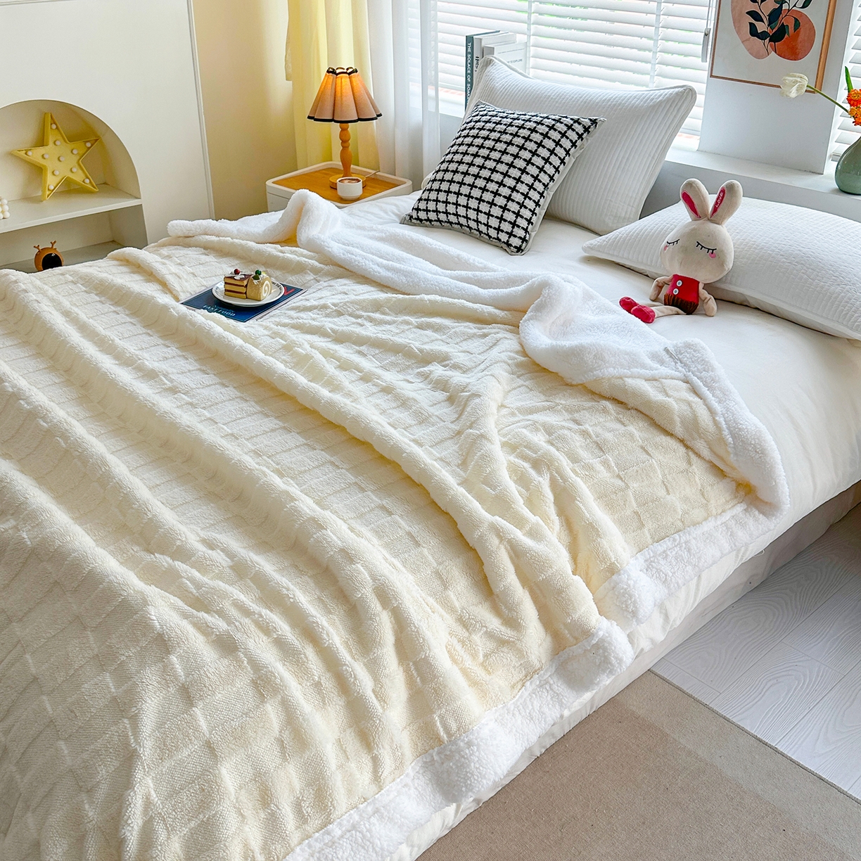 91家纺网 家纺一手货源 找家纺 悦织湾家纺 2025新款塔芙绒羊羔绒舒棉绒毛毯方格系列 方格米白