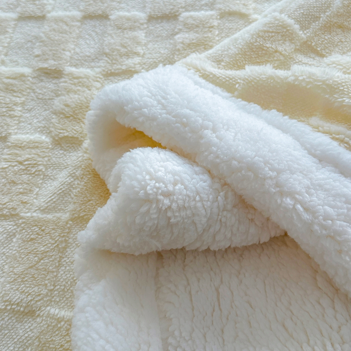 91家纺网 家纺一手货源 找家纺 悦织湾家纺 2025新款塔芙绒羊羔绒舒棉绒毛毯方格系列 方格米白