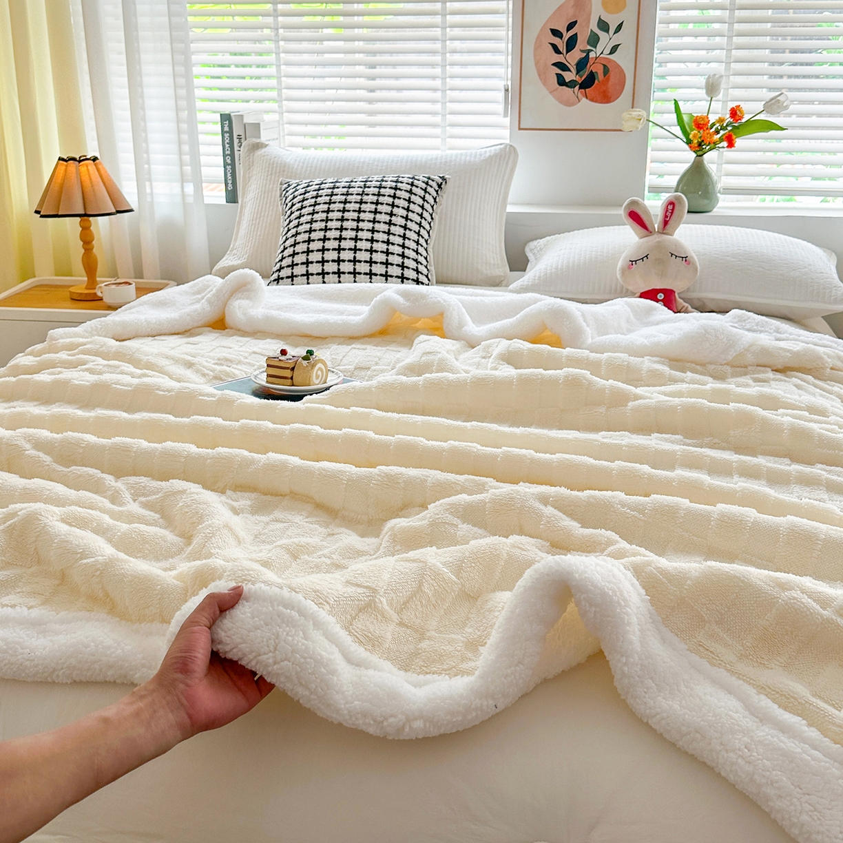 91家纺网 家纺一手货源 找家纺 悦织湾家纺 2025新款塔芙绒羊羔绒舒棉绒毛毯方格系列 方格米白