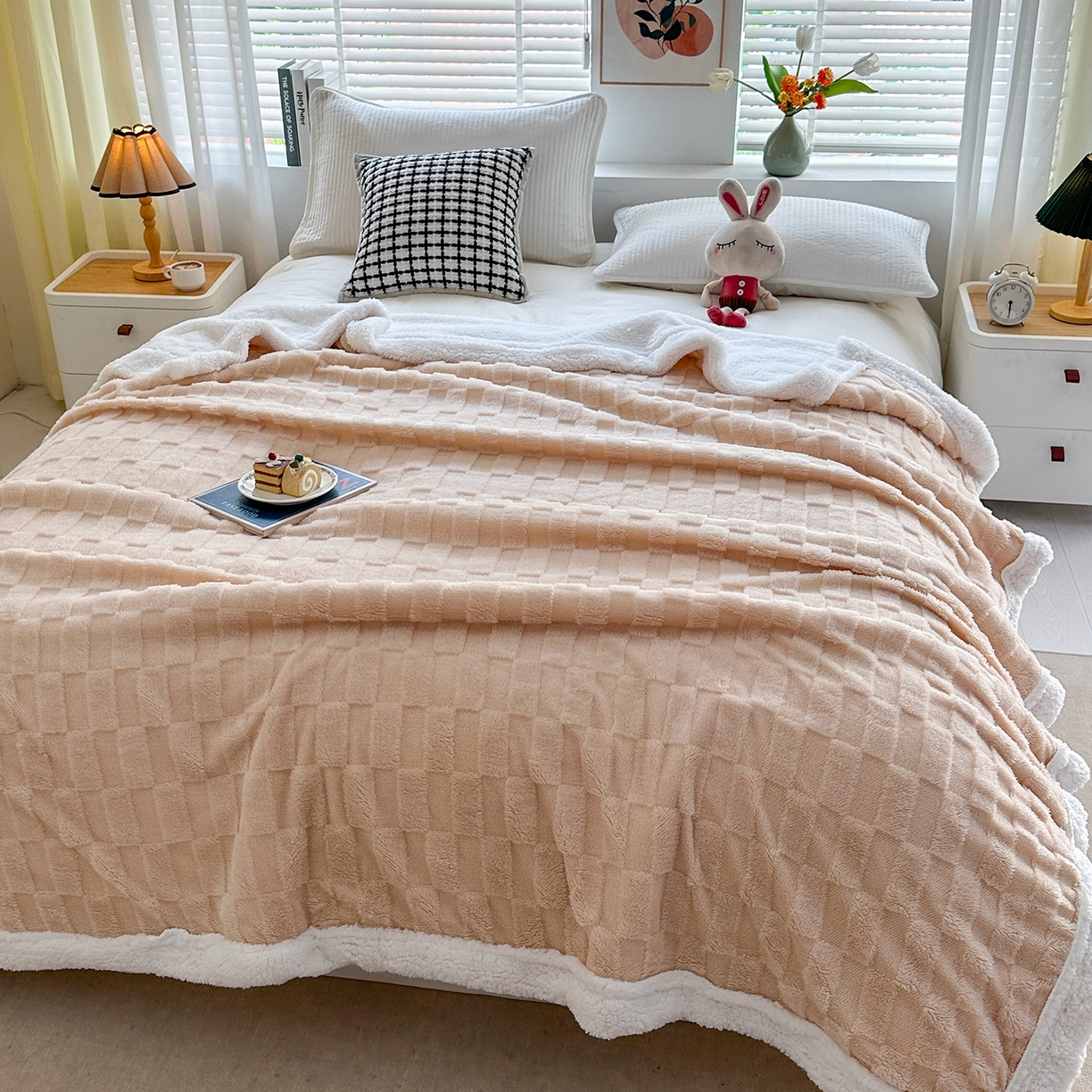 91家纺网 家纺一手货源 找家纺 悦织湾家纺 2025新款塔芙绒羊羔绒舒棉绒毛毯方格系列 方格奶咖