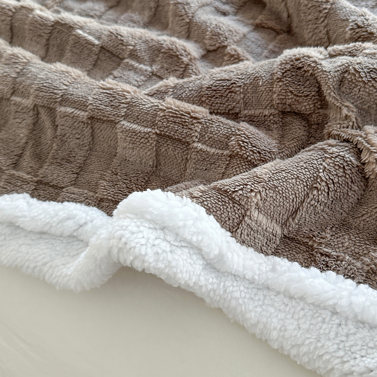 91家纺网 家纺一手货源 找家纺 悦织湾家纺 2025新款塔芙绒羊羔绒舒棉绒毛毯方格系列 方格棕