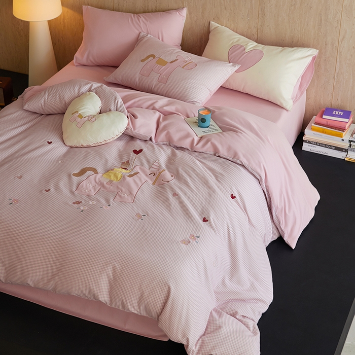 91家纺网 家纺一手货源 找家纺 风向标家纺 2025新款全棉50s磨毛数码印花毛巾绣四件套-风格一 小粉马爱做梦