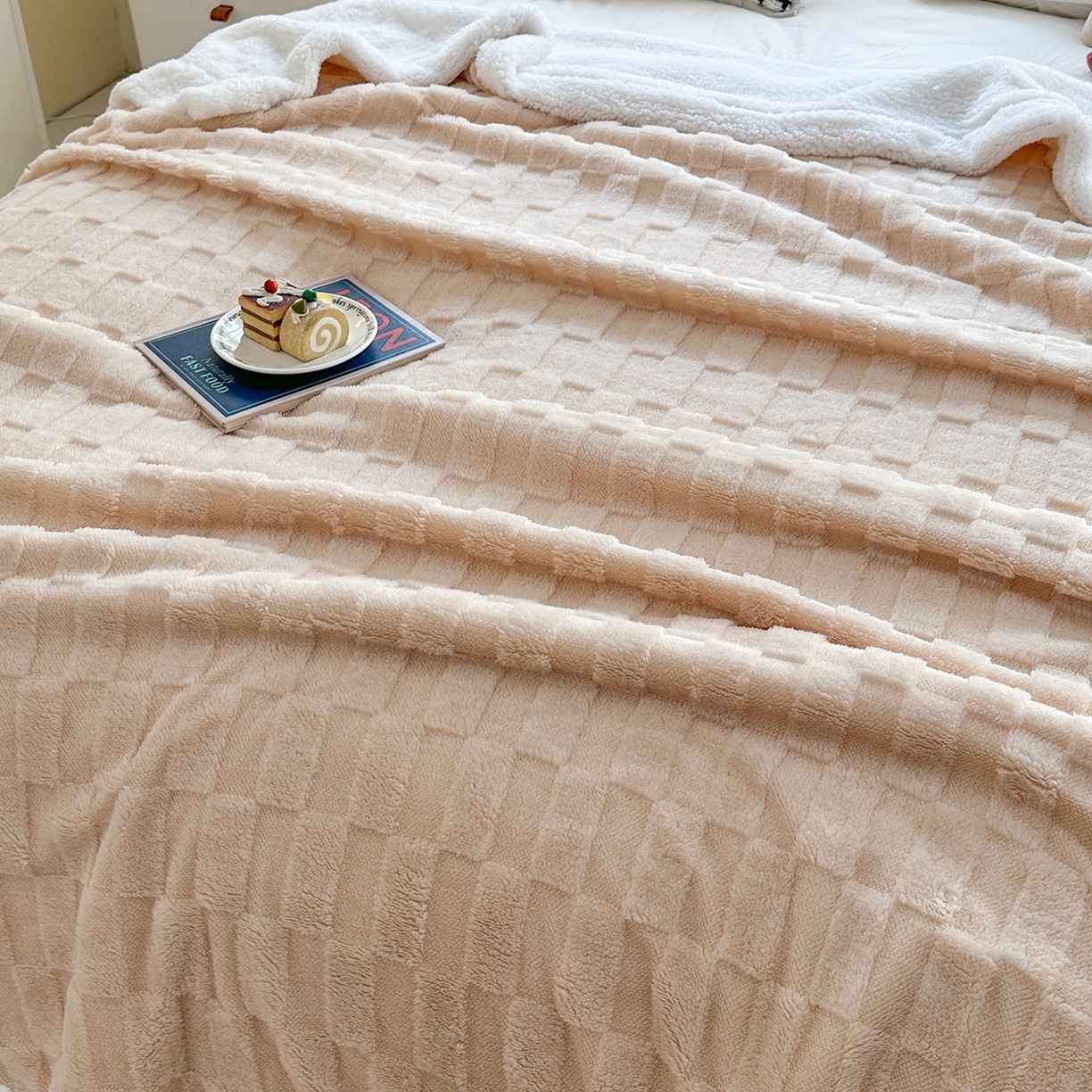 91家纺网 家纺一手货源 找家纺 悦织湾家纺 2025新款塔芙绒羊羔绒舒棉绒毛毯方格系列 方格奶咖