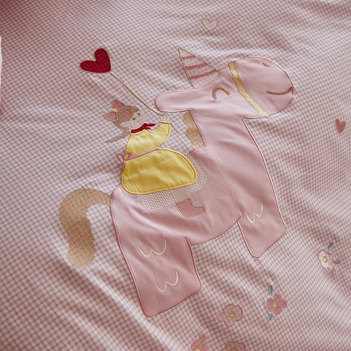 91家纺网 家纺一手货源 找家纺 风向标家纺 2025新款全棉50s磨毛数码印花毛巾绣四件套-风格一 小粉马爱做梦