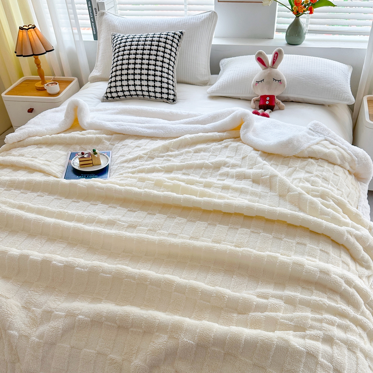 91家纺网 家纺一手货源 找家纺 悦织湾家纺 2025新款塔芙绒羊羔绒舒棉绒毛毯方格系列 方格米白