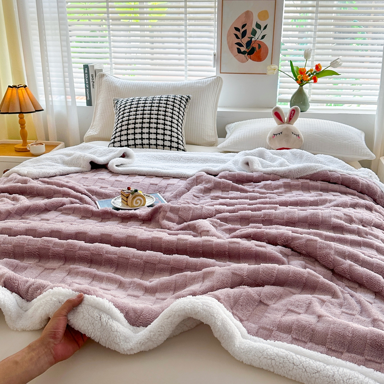 91家纺网 家纺一手货源 找家纺 悦织湾家纺 2025新款塔芙绒羊羔绒舒棉绒毛毯方格系列 方格紫色