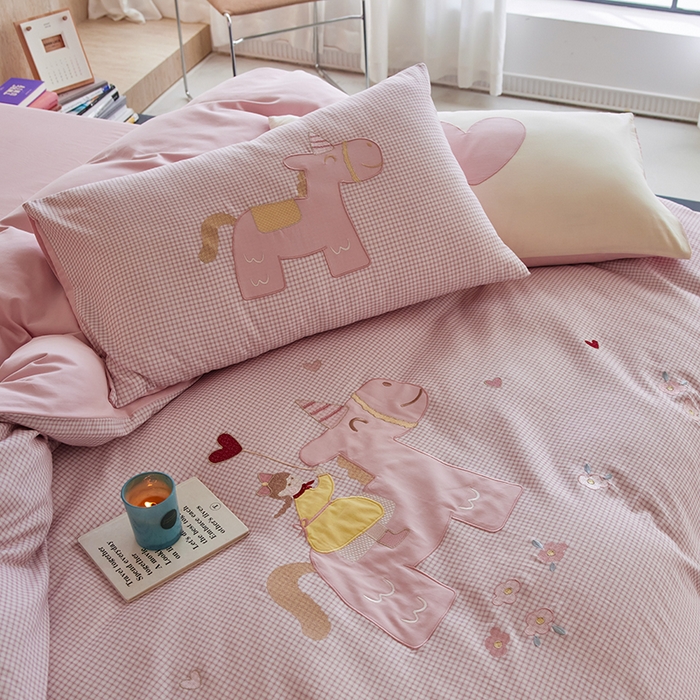 91家纺网 家纺一手货源 找家纺 风向标家纺 2025新款全棉50s磨毛数码印花毛巾绣四件套-风格一 小粉马爱做梦