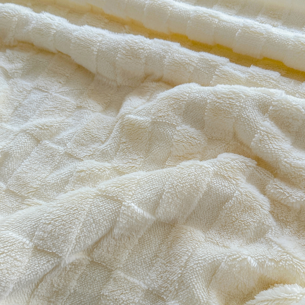 91家纺网 家纺一手货源 找家纺 悦织湾家纺 2025新款塔芙绒羊羔绒舒棉绒毛毯方格系列 方格米白