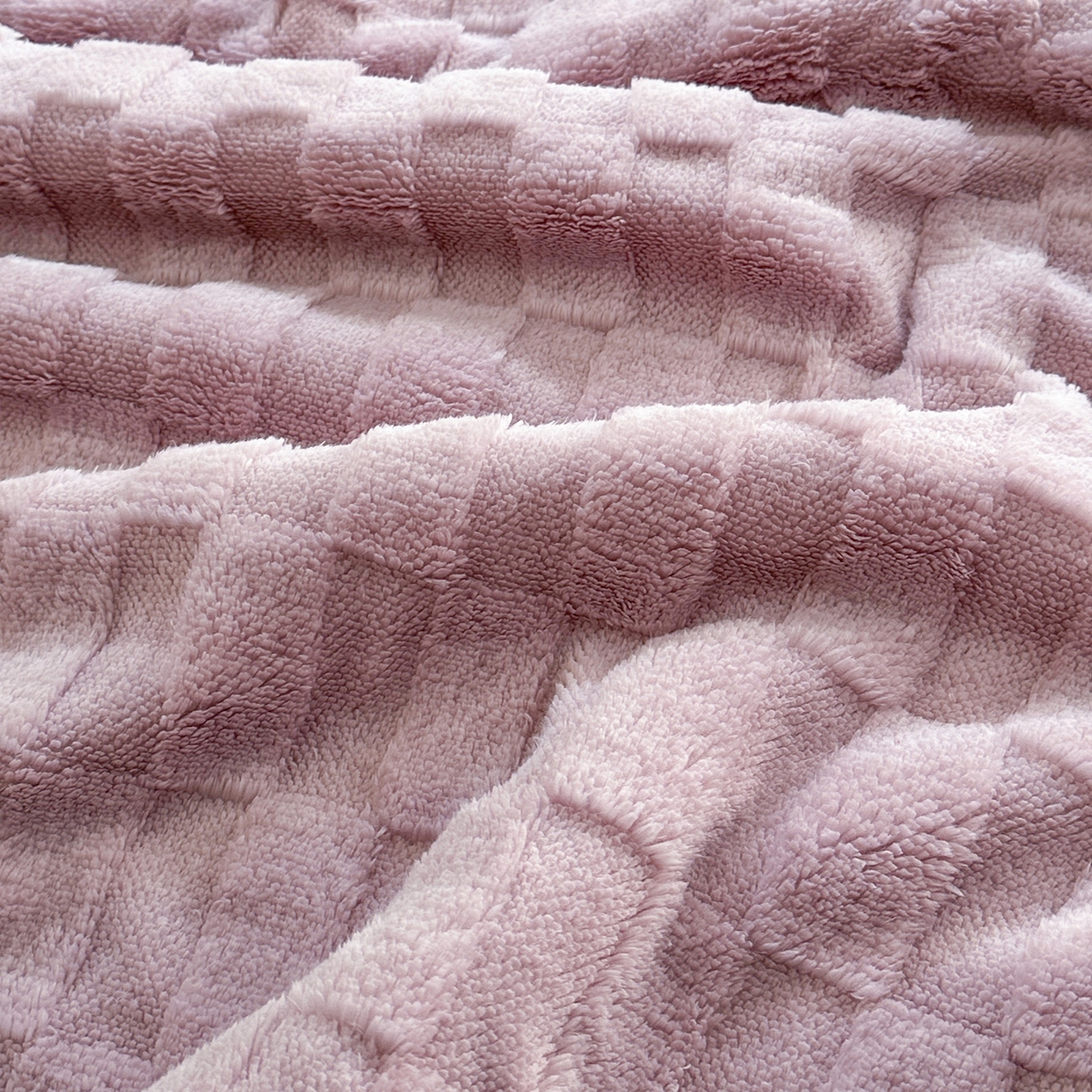 91家纺网 家纺一手货源 找家纺 悦织湾家纺 2025新款塔芙绒羊羔绒舒棉绒毛毯方格系列 方格紫色