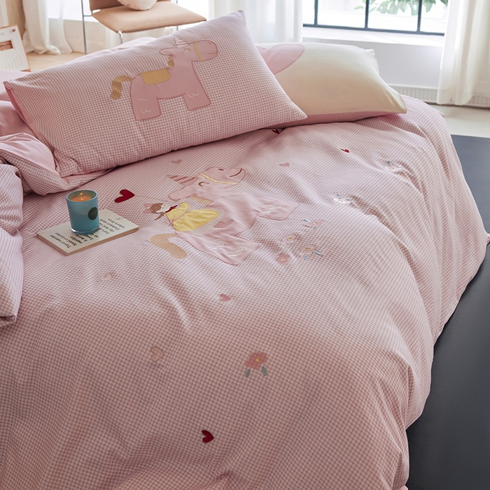 91家纺网 家纺一手货源 找家纺 风向标家纺 2025新款全棉50s磨毛数码印花毛巾绣四件套-风格一 小粉马爱做梦