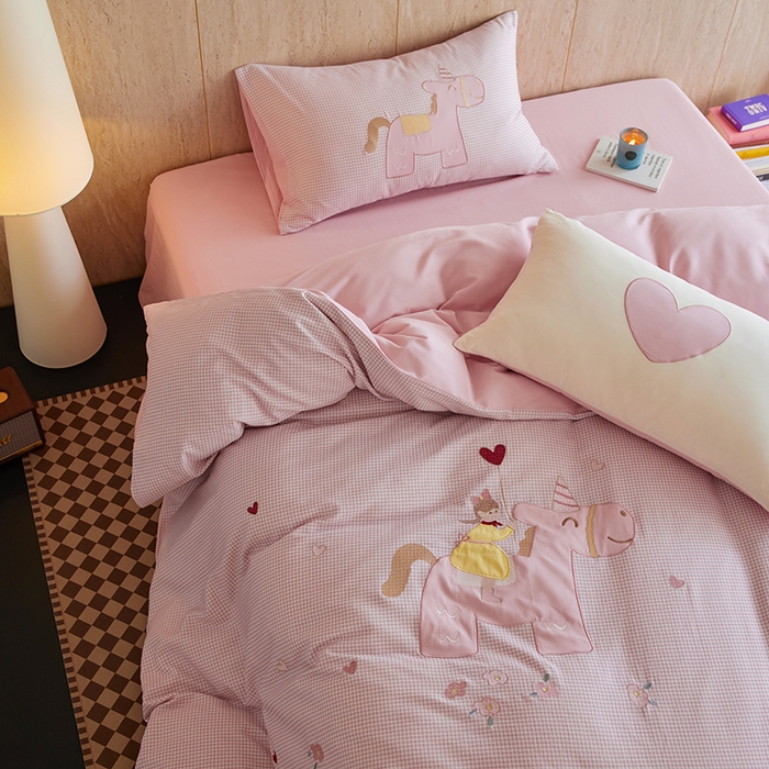 91家纺网 家纺一手货源 找家纺 风向标家纺 2025新款全棉50s磨毛数码印花毛巾绣四件套-风格一 小粉马爱做梦