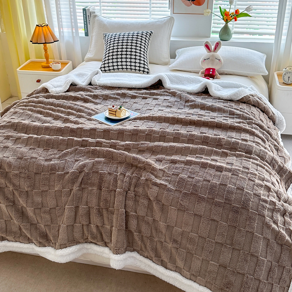 91家纺网 家纺一手货源 找家纺 悦织湾家纺 2025新款塔芙绒羊羔绒舒棉绒毛毯方格系列 方格棕