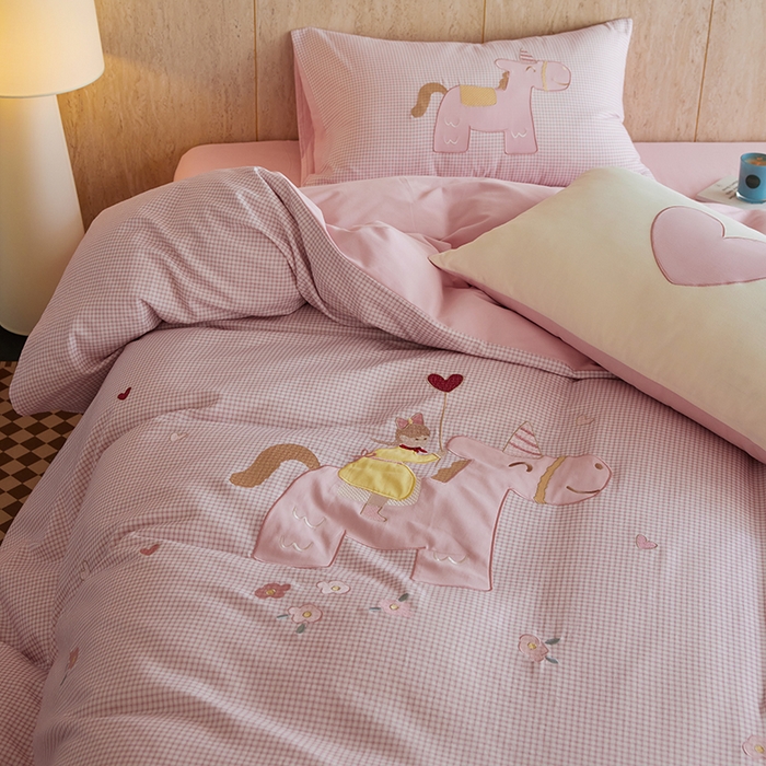 91家纺网 家纺一手货源 找家纺 风向标家纺 2025新款全棉50s磨毛数码印花毛巾绣四件套-风格一 小粉马爱做梦