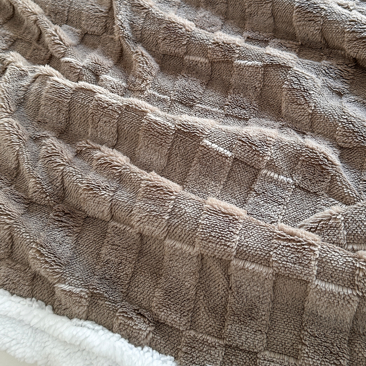 91家纺网 家纺一手货源 找家纺 悦织湾家纺 2025新款塔芙绒羊羔绒舒棉绒毛毯方格系列 方格棕