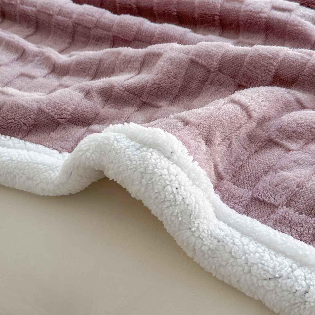 91家纺网 家纺一手货源 找家纺 悦织湾家纺 2025新款塔芙绒羊羔绒舒棉绒毛毯方格系列 方格紫色