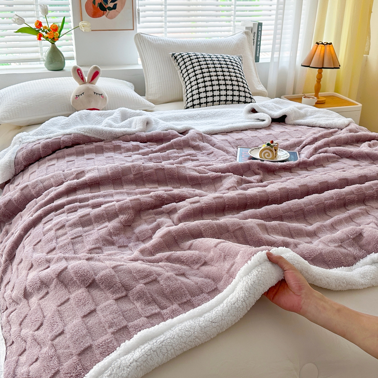 91家纺网 家纺一手货源 找家纺 悦织湾家纺 2025新款塔芙绒羊羔绒舒棉绒毛毯方格系列 方格紫色