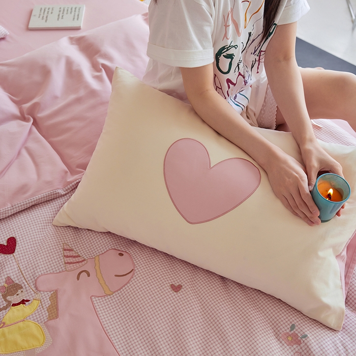 91家纺网 家纺一手货源 找家纺 风向标家纺 2025新款全棉50s磨毛数码印花毛巾绣四件套-风格一 小粉马爱做梦