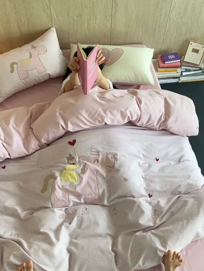 91家纺网 家纺一手货源 找家纺 风向标家纺 2025新款全棉50s磨毛数码印花毛巾绣四件套-风格一 小粉马爱做梦