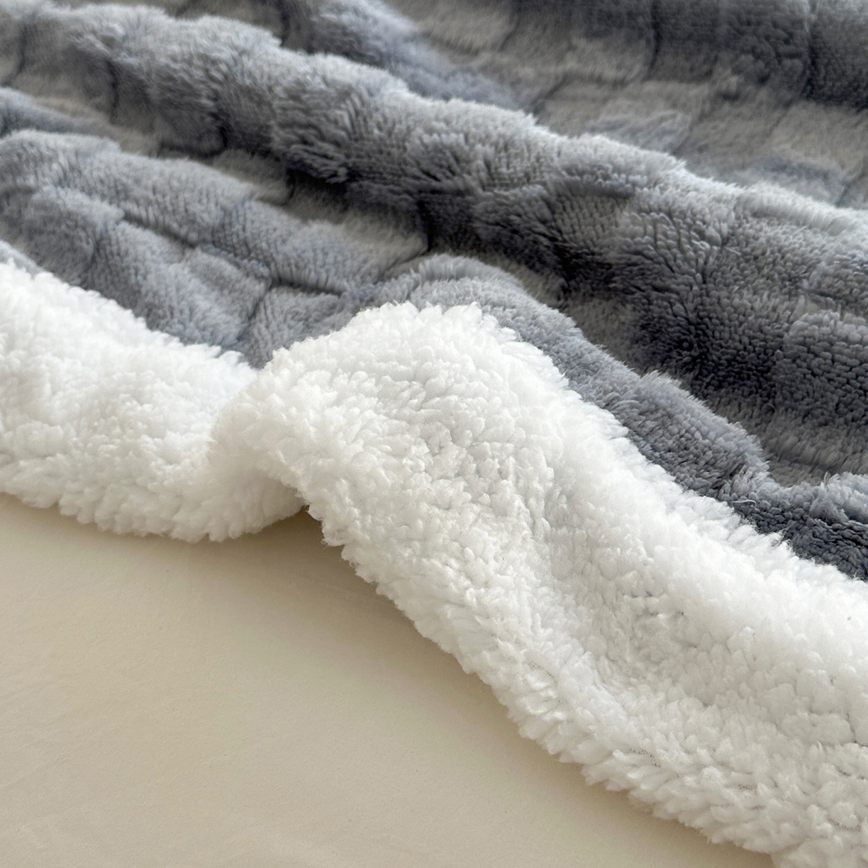 91家纺网 家纺一手货源 找家纺 悦织湾家纺 2025新款塔芙绒羊羔绒舒棉绒毛毯方格系列 方格灰蓝