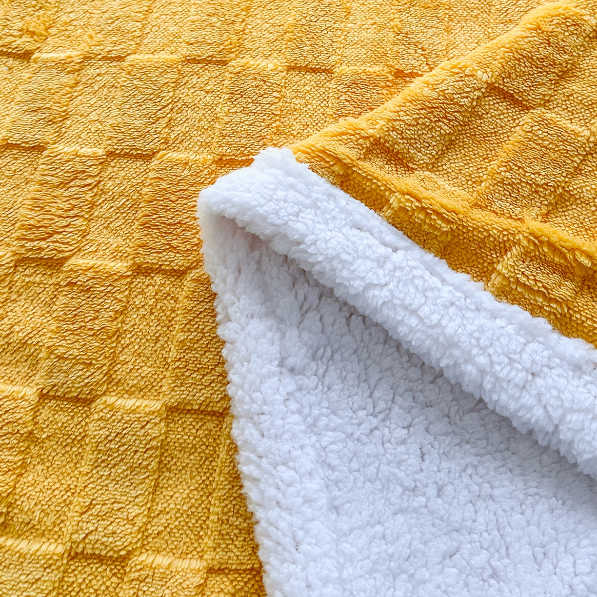 91家纺网 家纺一手货源 找家纺 悦织湾家纺 2025新款塔芙绒羊羔绒舒棉绒毛毯方格系列 方格杏黄