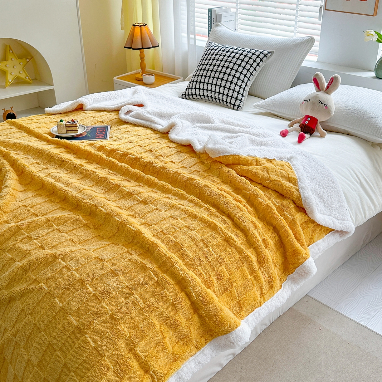91家纺网 家纺一手货源 找家纺 悦织湾家纺 2025新款塔芙绒羊羔绒舒棉绒毛毯方格系列 方格杏黄