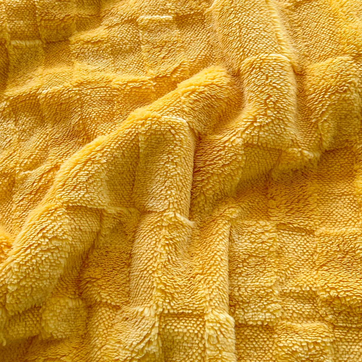 91家纺网 家纺一手货源 找家纺 悦织湾家纺 2025新款塔芙绒羊羔绒舒棉绒毛毯方格系列 方格杏黄