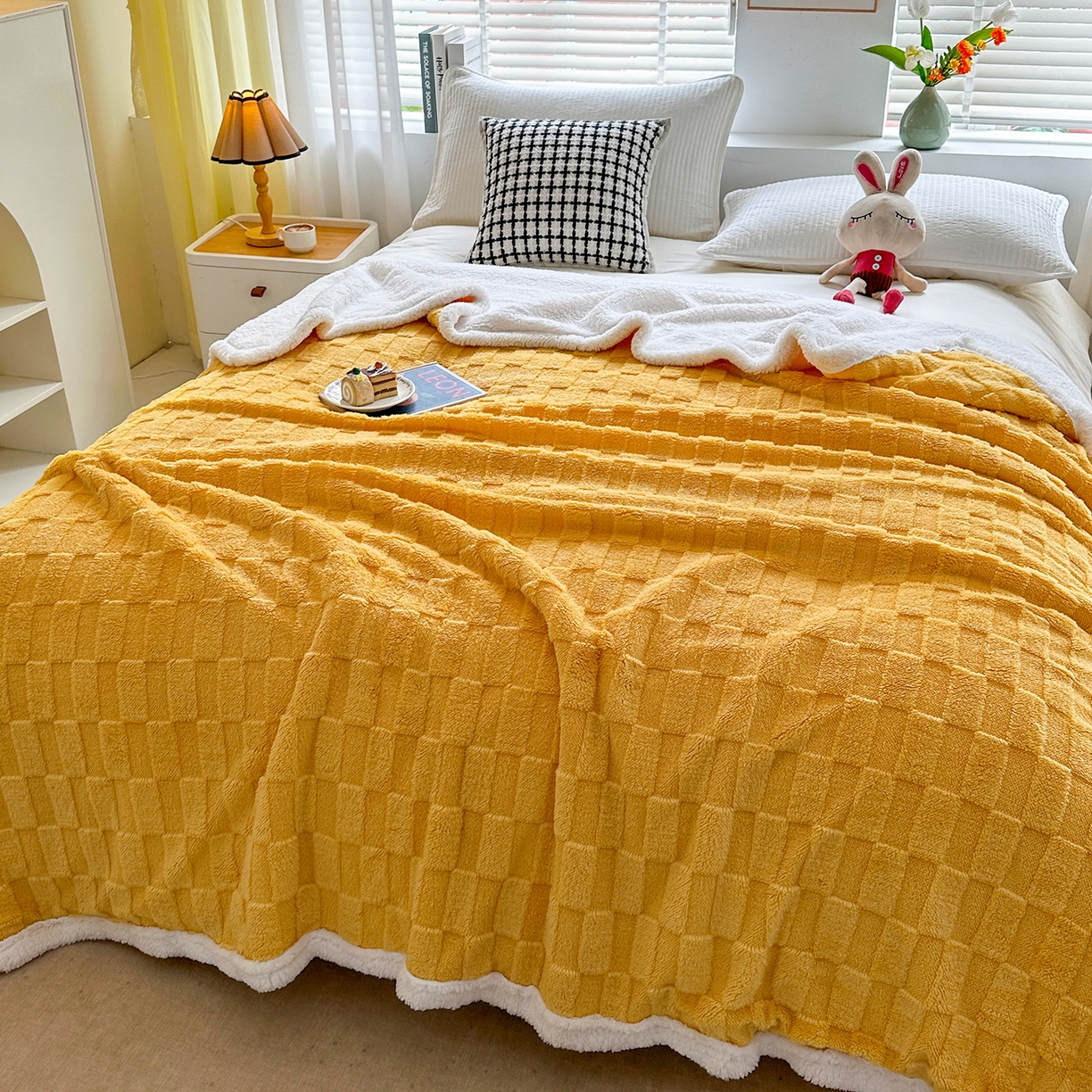 91家纺网 家纺一手货源 找家纺 悦织湾家纺 2025新款塔芙绒羊羔绒舒棉绒毛毯方格系列 方格杏黄