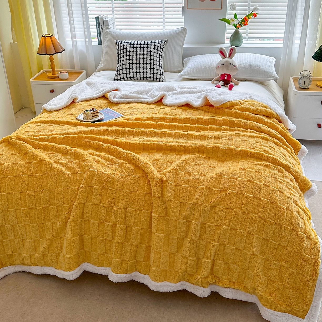 91家纺网 家纺一手货源 找家纺 悦织湾家纺 2025新款塔芙绒羊羔绒舒棉绒毛毯方格系列 方格杏黄