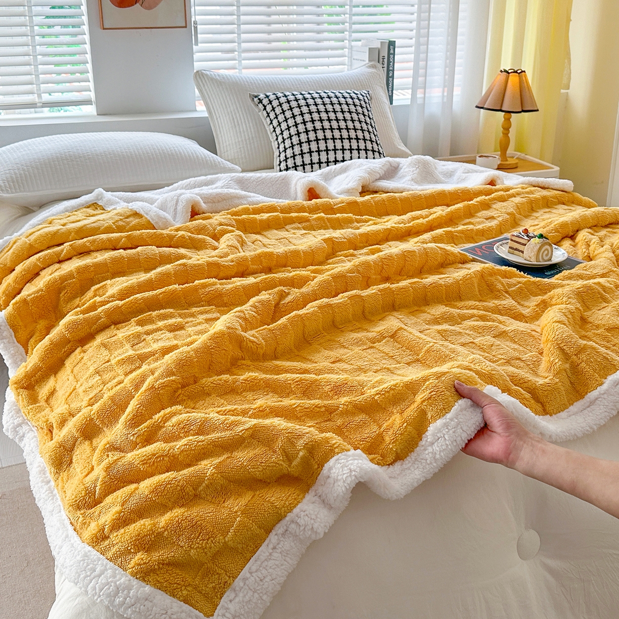 91家纺网 家纺一手货源 找家纺 悦织湾家纺 2025新款塔芙绒羊羔绒舒棉绒毛毯方格系列 方格杏黄