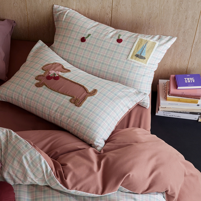 91家纺网 家纺一手货源 找家纺 风向标家纺 2025新款全棉50s磨毛数码印花毛巾绣四件套-风格一 樱桃腊肠狗