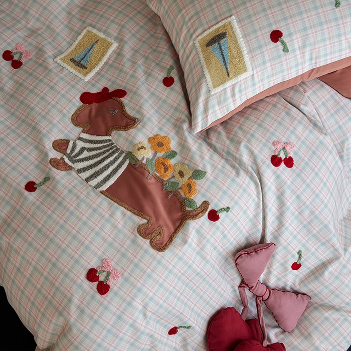 91家纺网 家纺一手货源 找家纺 风向标家纺 2025新款全棉50s磨毛数码印花毛巾绣四件套-风格一 樱桃腊肠狗